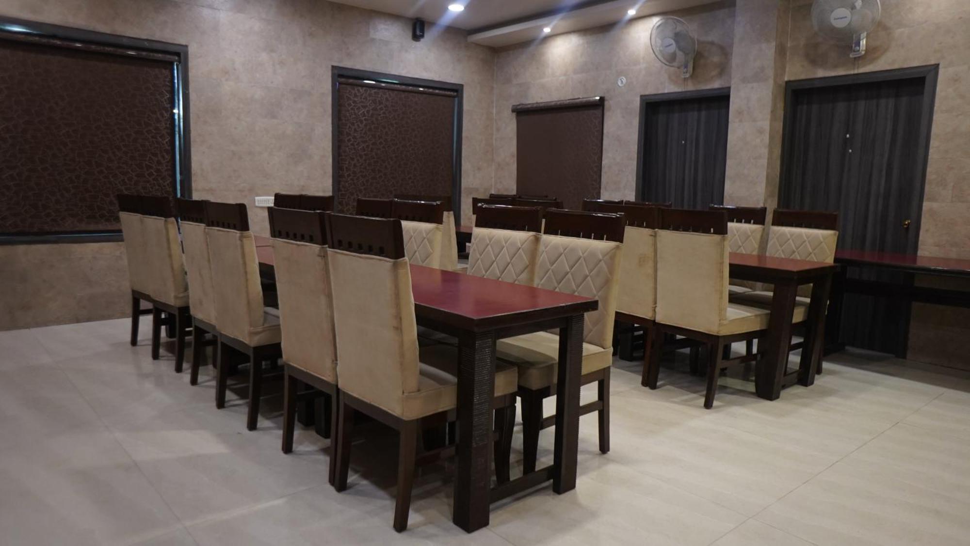 Hotel Park Regency Gorakhpur Bagian luar foto